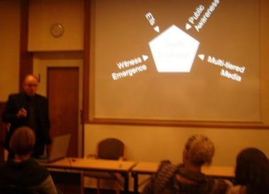 Stephen Basset holder foredrag i Oslo i oktober 2009. Bildet er noe blurred (uskarpt), noe som speiler situasjonen på UFO-området...