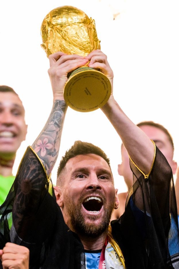 Vm messi svart kappe